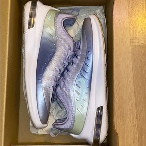 Women’s Nike Air Max Axis Prem purple